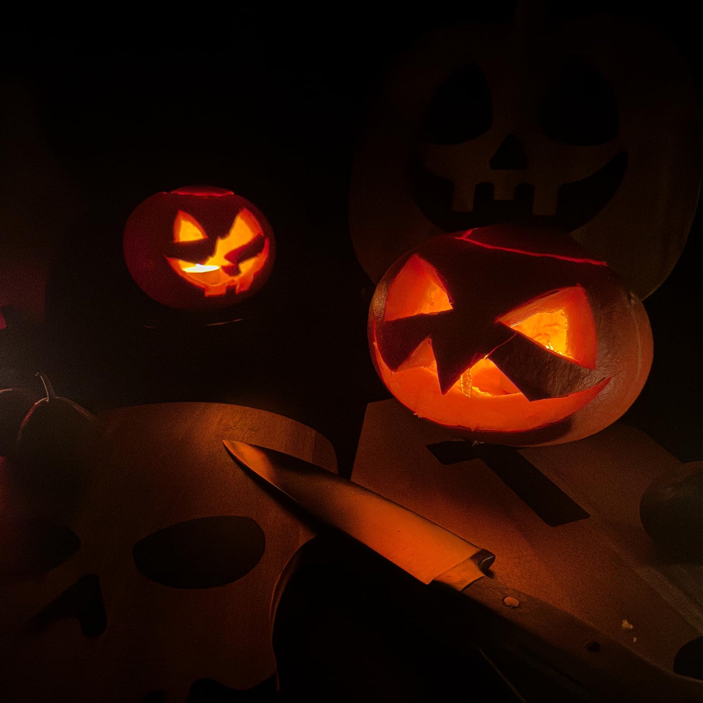 Acacia Wood Cutting Board With Resin Skull Pattern